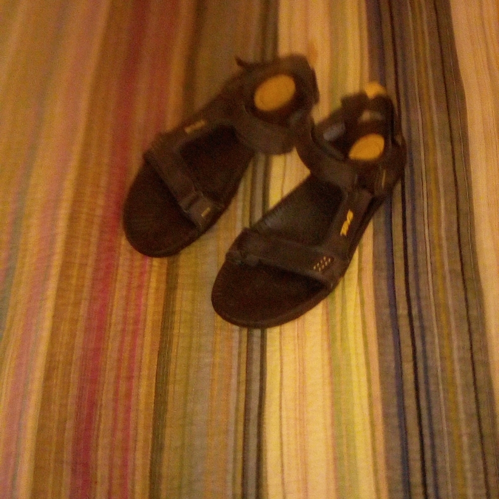 Teva 9.5 sandles velcro.